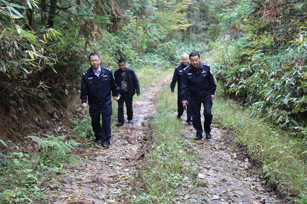 图2为万源市片区林业警长巡逻黑宝山省级森林公园