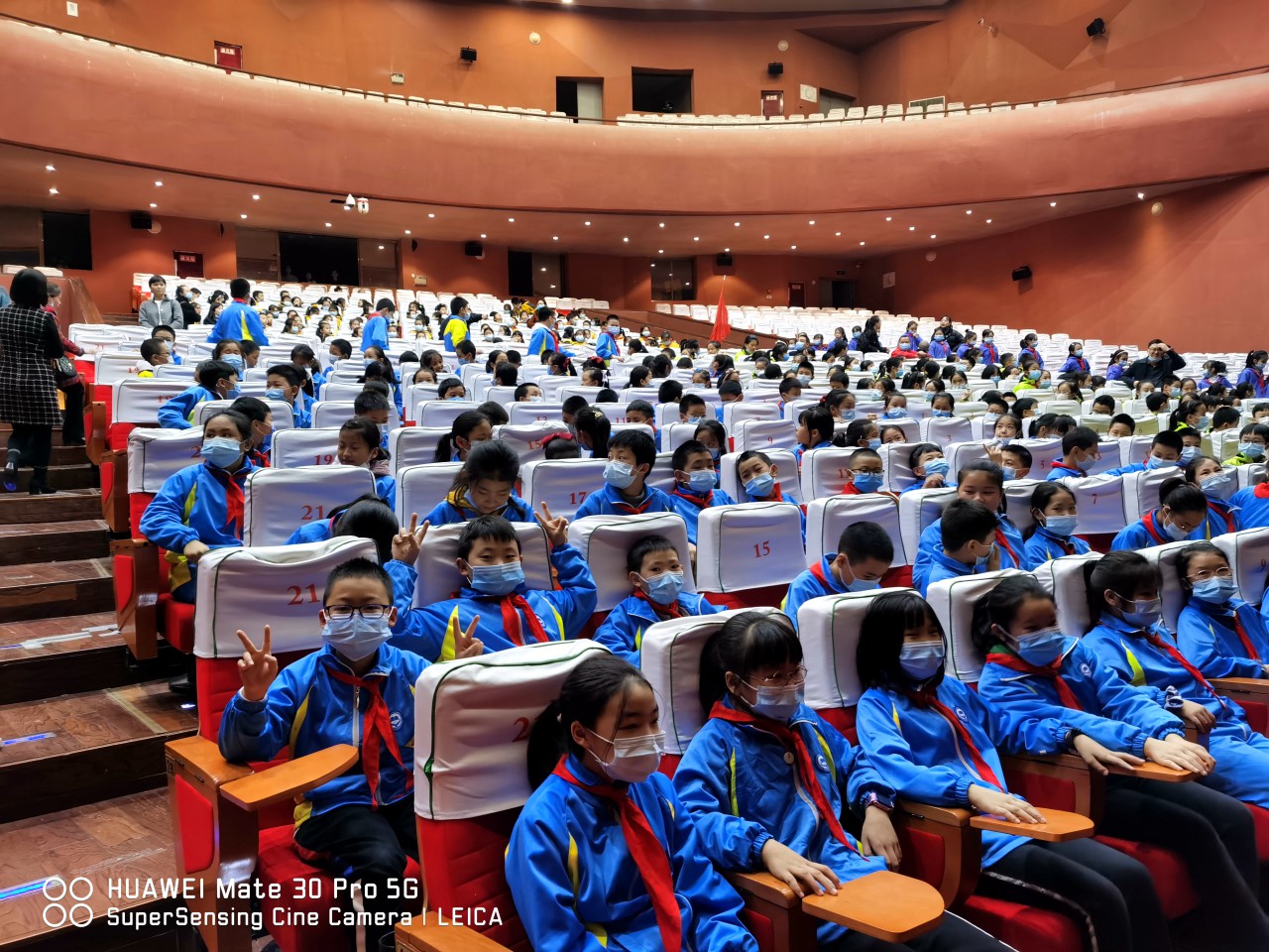 同学们严格遵守会场纪律